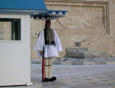 Εύζωνες: Κάνουν το καθήκον τους ακόμα και στους 42 βαθμούς Κελσίου (βίντεο)